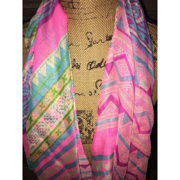 🧣Pink Loop Scarf - Picture 3 of 4